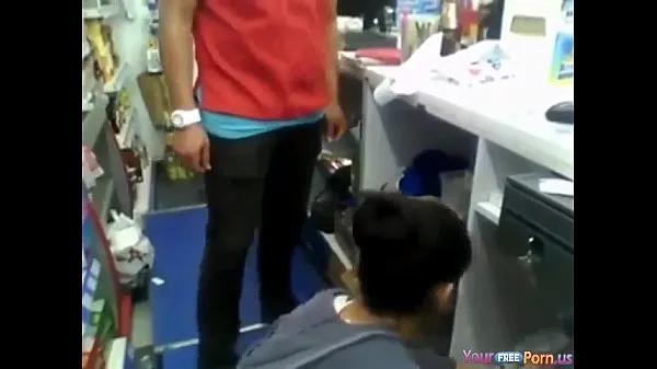 أنبوب Store Clerk Gets Sucked By His Gf On The Job And Gets Disturbed By A Customer ضخم جديد