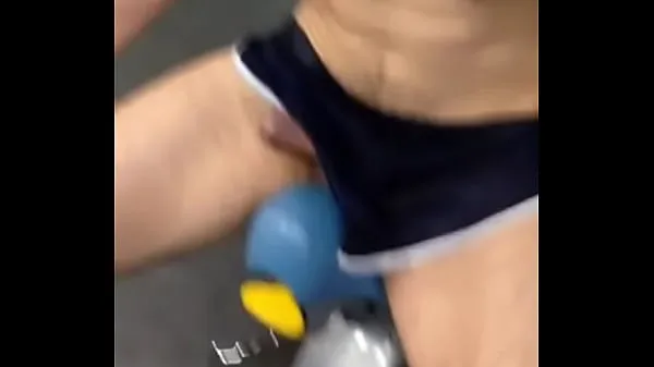 Nová Got piss showered while working out in a public gym mega trubica