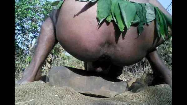 أنبوب Tarzan Boy Sex In Jungle Wood (Short ضخم جديد