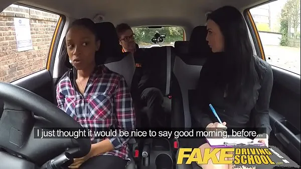 Nuevo Fake Driving School chica negra tetona no pasa la prueba con examinadora lesbiana megatubo