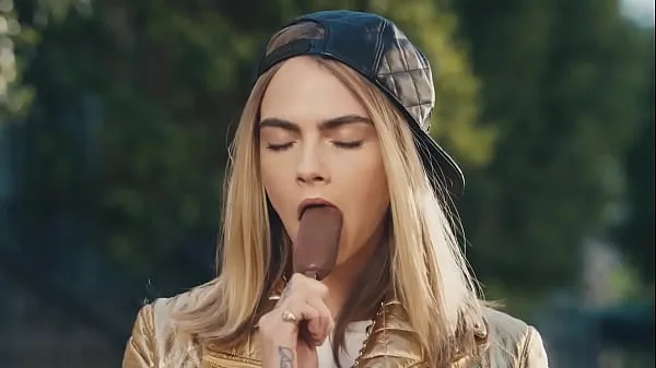 Novo Cara Delevingne gostosa chupando um pau enorme (sorvete mega tubo