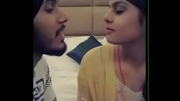 Yeni Punjabi boy kissing girlfriend mega Tüp