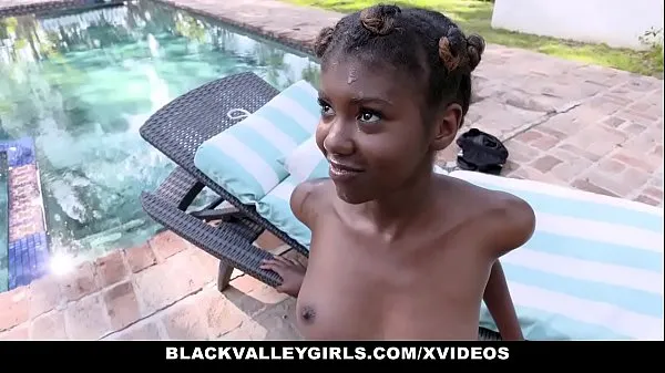 Neue BlackValleyGirls - Hot Ebony Teen (Daizy Cooper) fickt SchwimmtrainerMega-Tube