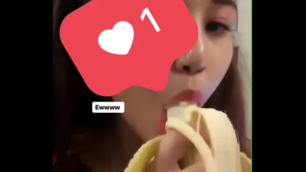 新しいGirl learning to eat bananasメガチューブ