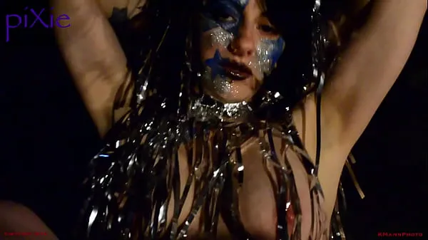 أنبوب Pixie Topless, Dancing at Gutterbrain Studios, Camera 1 ضخم جديد