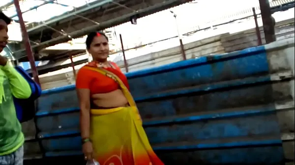 Nuevo Bhojpuri Aunty TETAS en la estación megatubo