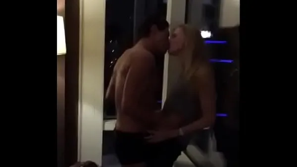 Neue Blonde Frau in einem Hotelzimmer geteiltMega-Tube