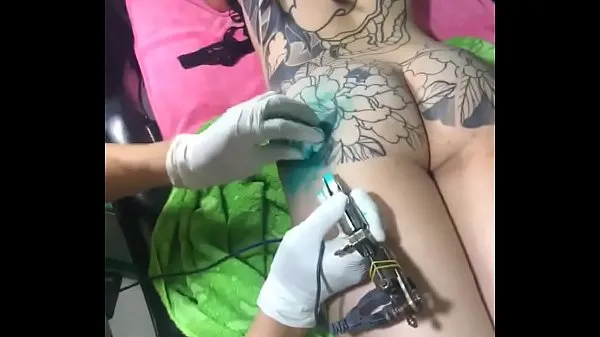 Nieuwe Viet girl make a tattoo megabuis