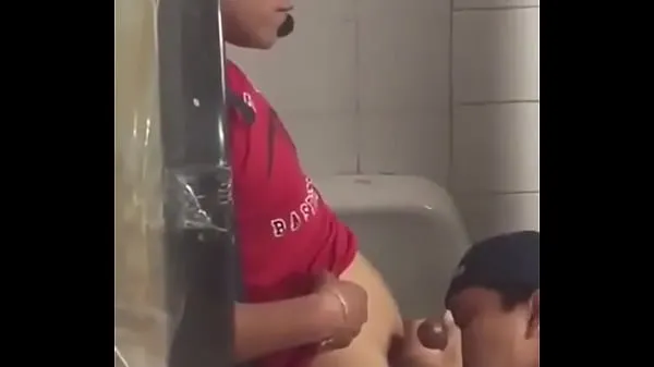 Nuevo Pinoy chupando pollas en un baño público megatubo