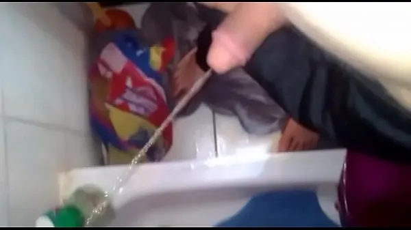 Nuevo Visito a mis amigos y orino en la ducha megatubo