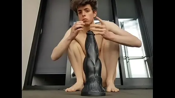 Novo menino e grande brinquedo mega tubo