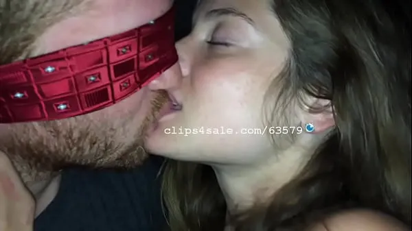 Yeni Hot Chick Kissing Guy Blindfolded mega Tüp