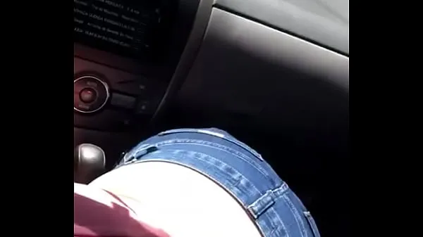 Nuevo pequeña rubia chupando en el coche megatubo