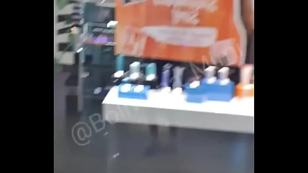 Nuevo Sin bragas en el centro comercial haciendo squirt megatubo