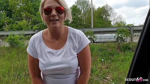 Új German Big tits MILF Hitchhiker give Blowjob by Drive in Car for Thanks mega cső