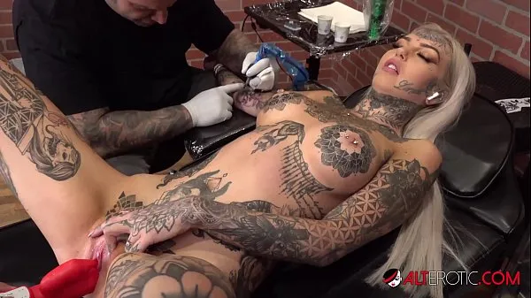 Nuovo Amber Luke si masturba mentre viene tatuatomega tubo