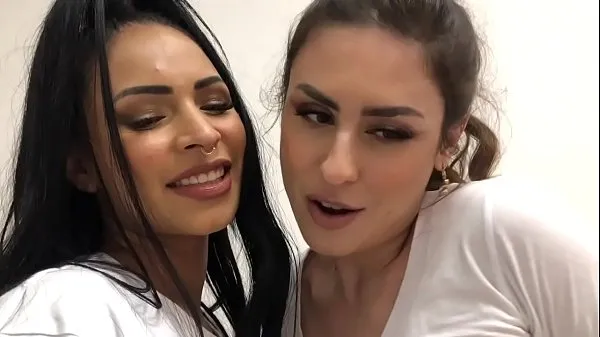 Yeni As safadas Emme White e Pocahontas Oficial mostrando como se faz sexo esfregando as bucetas e uma chupando o grelo da outra mega Tüp