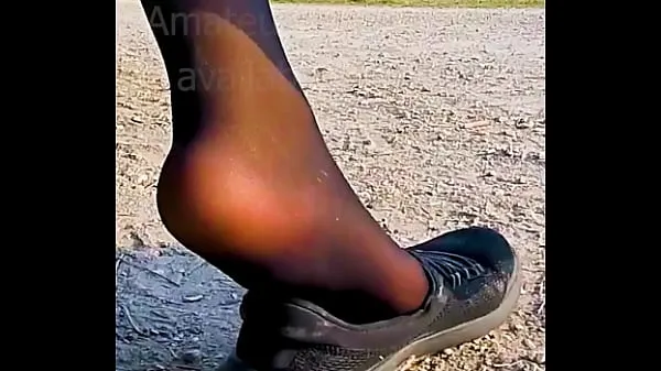 Új Shoeplay Dangling Dipping Nylons sneakers Feet footfetish clip video foot toe Girl slips out of her sweaty stinky shoes mega cső