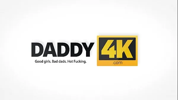 Novo DADDY4K. Garoto vai às compras e isso significa que sua garota pode foder um velho mega tubo