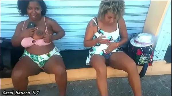 أنبوب GRAZY SAPECA AND NANA DIABA SHOWING PANTIES AND BREAST IN THE MIDDLE OF THE STREET IN OLARIA - RJ ضخم جديد