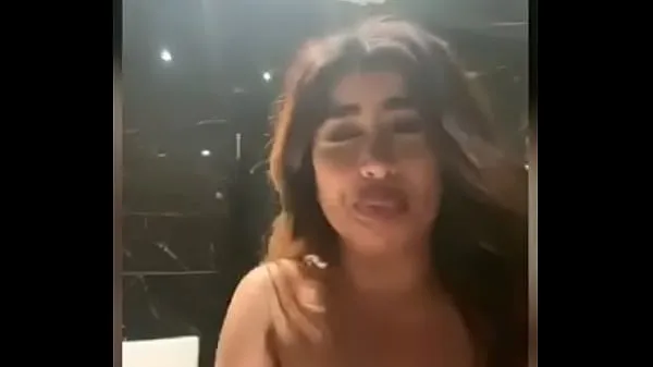 Nouveau Camgirl arabe française se masturbe dans une salle de bain et pulvérise partoutmégaTube