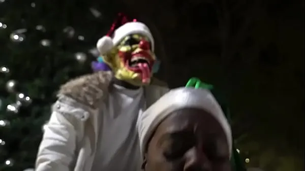 Nouveau Gibby The Clown Royliaa au milieu du centre-ville le jour de NoëlmégaTube