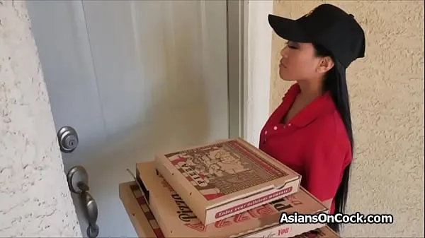 新的 Asian babe delivers pizza and gets into a threesome 超级管