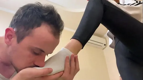 Nouveau Bratty Girl fait renifler à un esclave ses chaussettes en sueur et les met dans sa bouche (aperçumégaTube