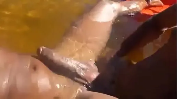 Novo sexo interracial em publico no lago da praia mega tubo