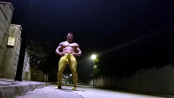 Novo exhibitionist muscle man cums on a public road mega tubo