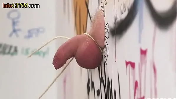 Nouveau Une fille de CFNM suce une bite dans un gloryhole ligotémégaTube