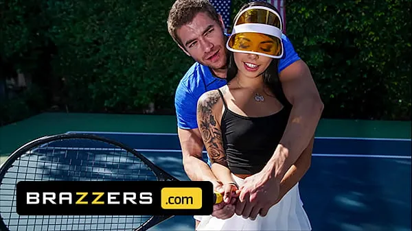 Nuevo Xander Corvus) Massages (Gina Valentinas) Foot To Ease Her Pain They End Up Fucking - Brazzers megatubo