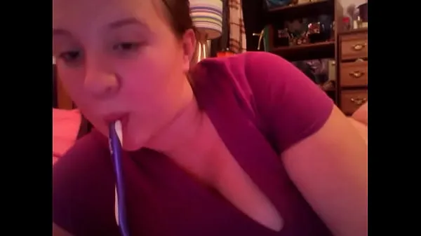 Novo amateur girl puts toothbrush in ass mega tubo