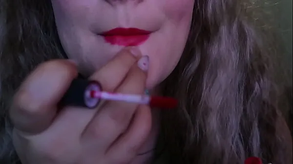 Новый Женщина с красными губами курит сигару крупным планоммега-тюб