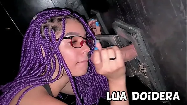 Yeni Na cabine da festa de swing chupei um monte de rola na gloryhole pra depois gozar gostoso no pau de outro macho e ele gozou em cima de mim mega Tüp