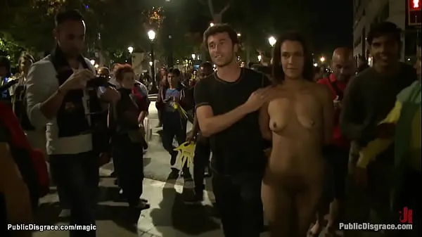 Nuevo La pequeña zorra europea morena Samia Duarte es atada por el maestro James Deen y la amante Princess Donna Dolore y camina desnuda y follada en la vía pública megatubo