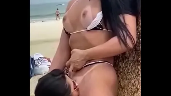 DUAS TESUDAS SE PEGANDO EM PÚBLICO NA PRAIA Tiub mega baharu