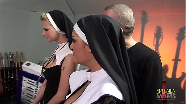 Nuevo Dos monjas traviesas se sorprenden con grandes pollas duras megatubo