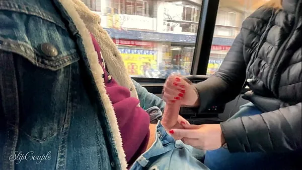 Novo Ela tentou seu primeiro Footjob e deu uma masturbação desleixada - muito arriscado em um ônibus de turismo público :P mega tubo