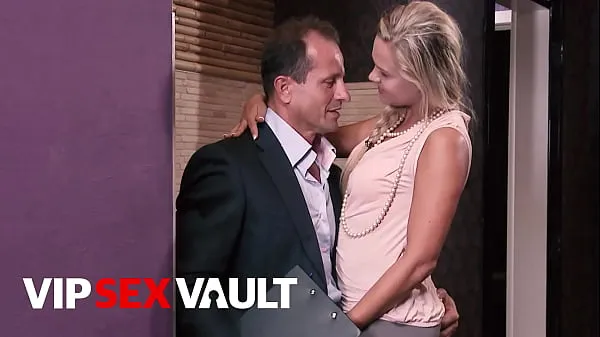 Novo VIP SEX VAULT - (George Uhl, Barra Brass) - Linda garota europeia que foi agredida por um corretor de imóveis mega tubo