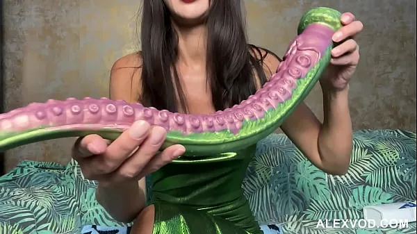 Nouveau Hotkinkyjo en robe verte sexy baise son cul avec un long gode de sinnovator, fist anal et prolapsusmégaTube