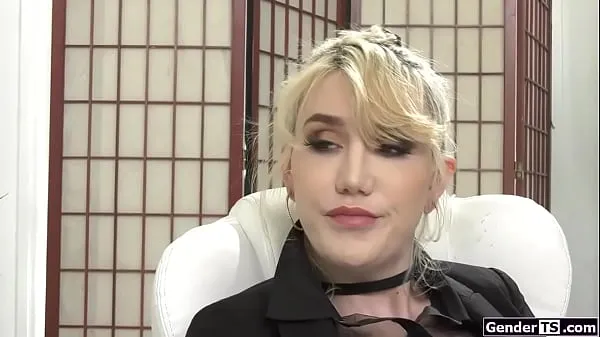 Nuevo La psiquiatra transexual Lena Moon ayuda al cliente con el fetichismo de los zapatos. Se folla a los transexuales con tacones altos y se la chupan megatubo