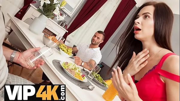 Nouveau HUNT4K. Chick reporte le repas pour s'amuser charnellement avec l'invitémégaTube