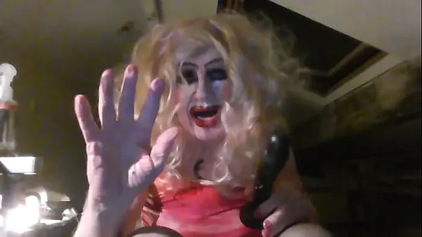 أنبوب Tranny Sarah, masturbates her tiny dicklet, fucks herself with dildo, tells you she wants you to piss all over her, then bend over for all your cocks, like a real milf execept she isn't, but she's not a real man either ضخم جديد