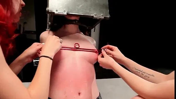 Nieuwe BDSM babe with head in steel box spaked megabuis