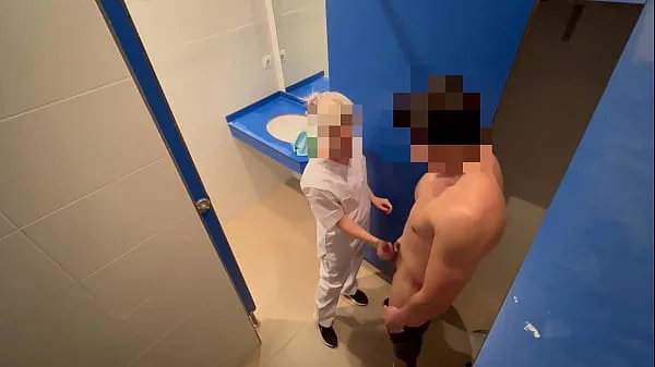 Nouveau La femme de ménage du gymnase entre dans les vestiaires et me surprend en train de me masturber, elle m'aide en me faisant une bonne pipe en public, très risqué, un client pourrait nous surprendre en train d'entrer pour me cmégaTube