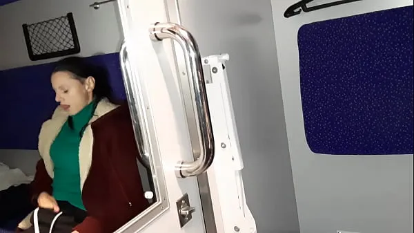 Novo Eu e um estranho aleatório temos um orgasmo em um trem mega tubo