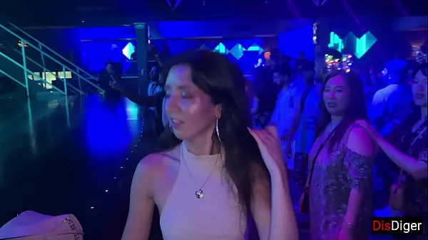 Nuevo Chica cachonda aceptó tener sexo en una discoteca en el baño megatubo