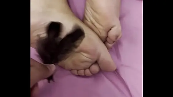 新しいTicking this mature woman's feet and then fucking herメガチューブ